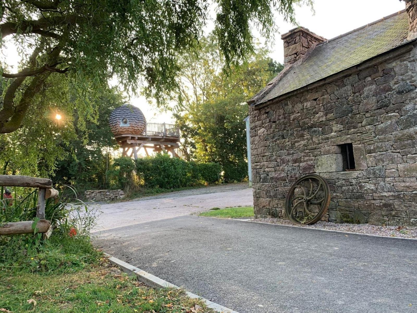 La Ville Es Renais - Ferme Et Maison D'Hotes Insolite Erquy Exterior photo